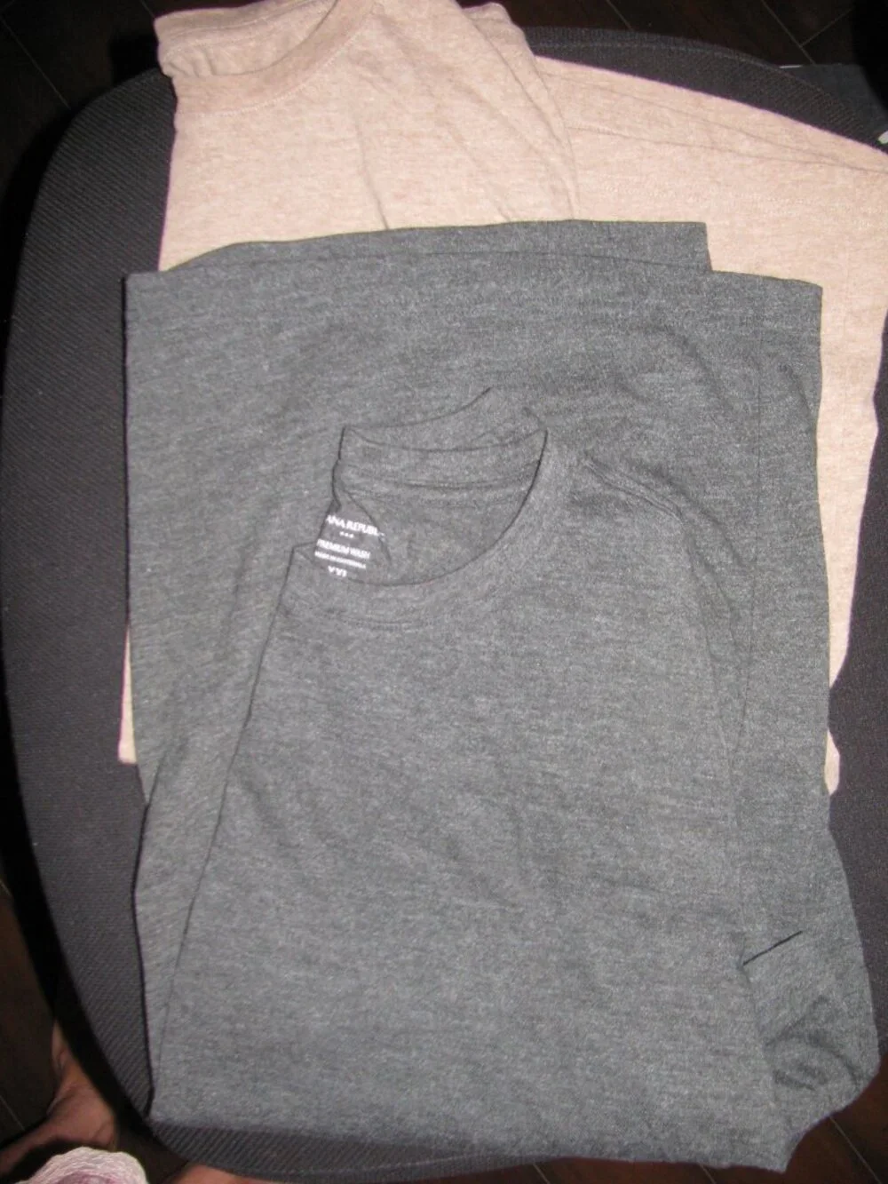 NEW - MENS - 2 BANANA REPUBLIC T- SHIRTS - GRAY AND BEIGE